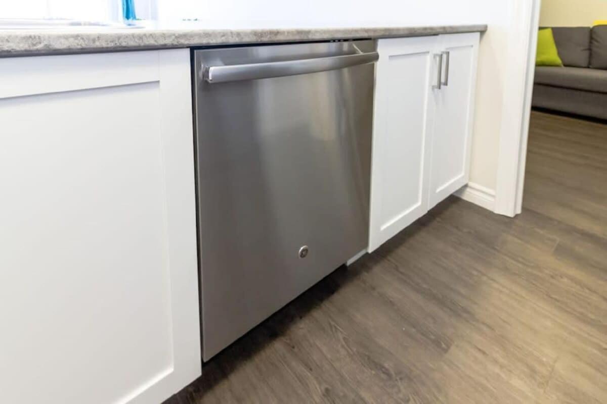 Newly Renovated Modern Condo Near Hospital, Unb Patio & Parking Coffee Сейнт Джон Екстериор снимка