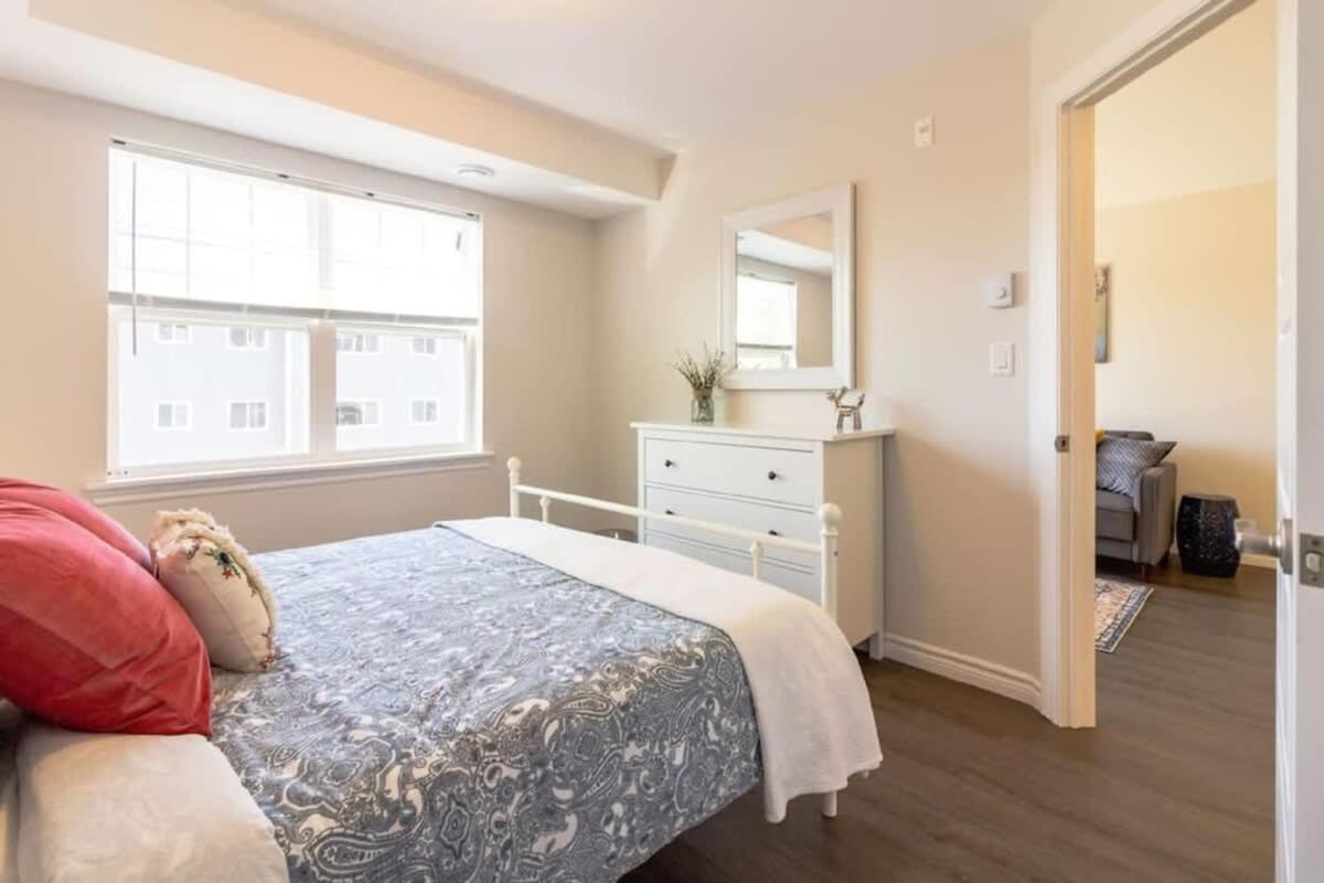 Newly Renovated Modern Condo Near Hospital, Unb Patio & Parking Coffee Сейнт Джон Екстериор снимка